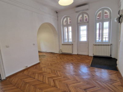 Piata Victoriei langa Guvern 5 camere etaj 1 in vila, nemobilat, cu balcon