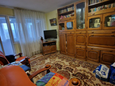 Piata Ramnicu Sarat - 3 camere decomandatE, 64 mp, balcon, etaj 5/10, metrou